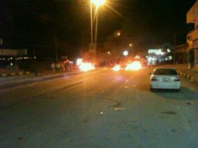 محتجون يغلقون طريق عمان اربد بالحجارة