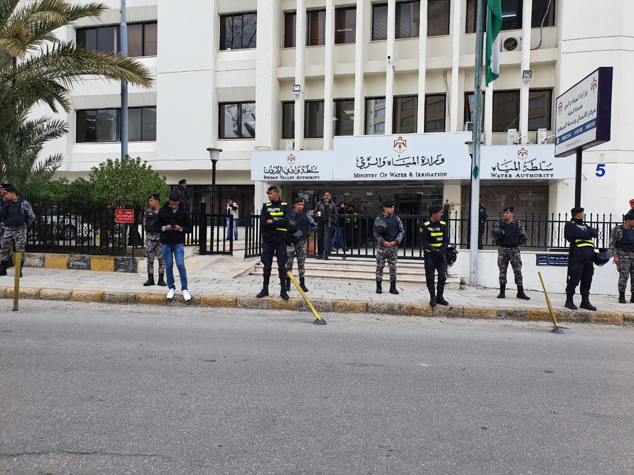 مزارعو الازرق يعتصمون أمام وزارة المياه