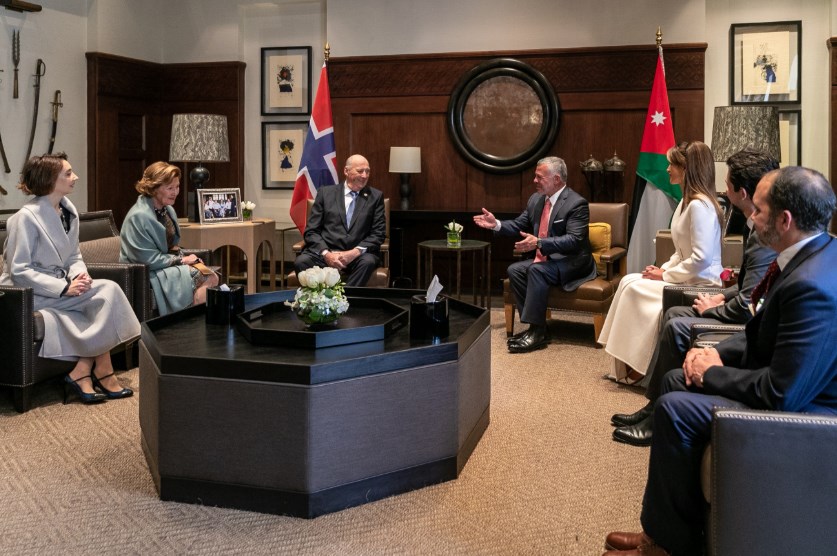 الملك يعقد مباحثات مع ملك مملكة