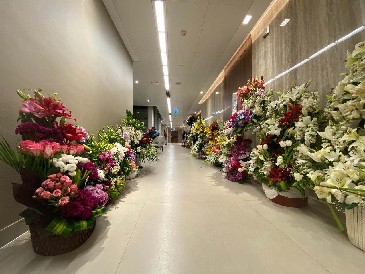 في الرواق الواصل الى غرفة السفير