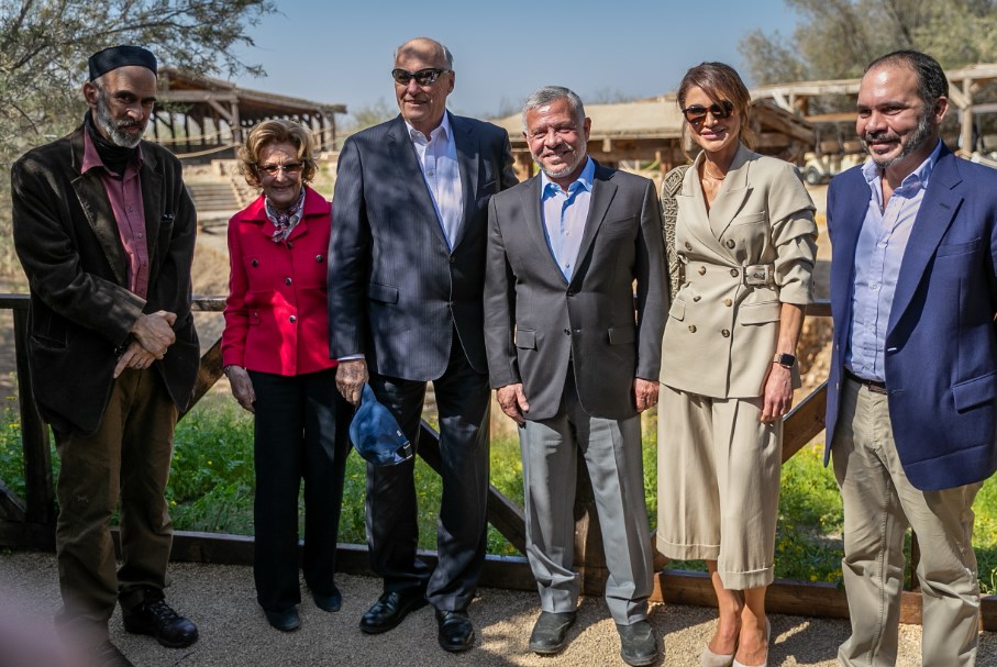 الملك يؤكد أهمية تعزيز السياحة بين