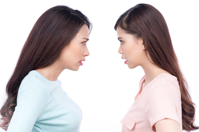 كيف تتعاملين مع أشخاص لا تطيقينهم؟