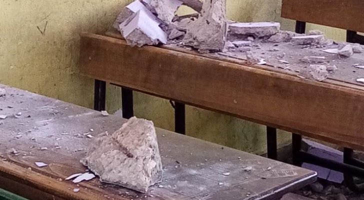 انهيار اجزاء من سقف مدرسة في