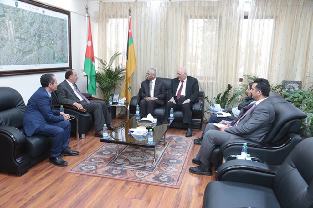 بحث سبل التعاون بين جامعتي الزرقاء