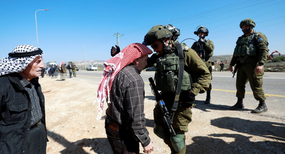 فلسطينيون يتحدون الجرافات الإسرائيلية.. . بالصور