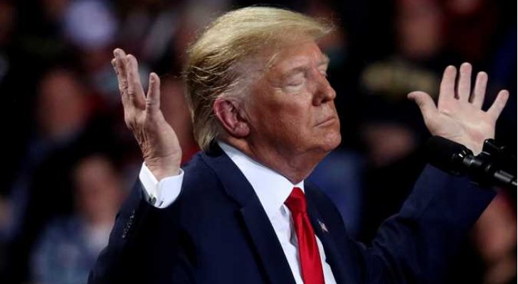 خوفا من كورونا.. ترمب: لم ألمس