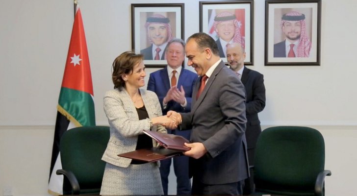 الرزاز يشهد توقيع اتفاقية منحة مشروع