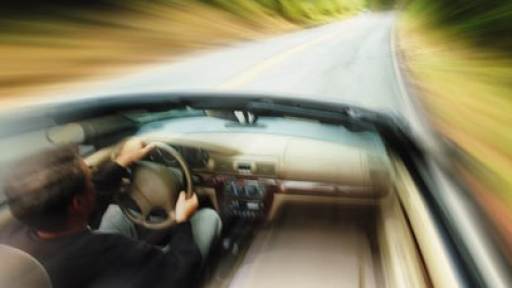 ضبط سائقين أجريا سباقا على الشارع