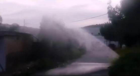 «بربيش مياه» يغرق منزلا ودكانة مواطن