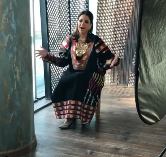 منى فاروق ترقص بالزي الأردني (فيديو)