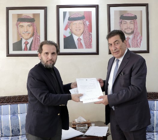 الأمير مرعد يسلم الطراونة تقريرا حول