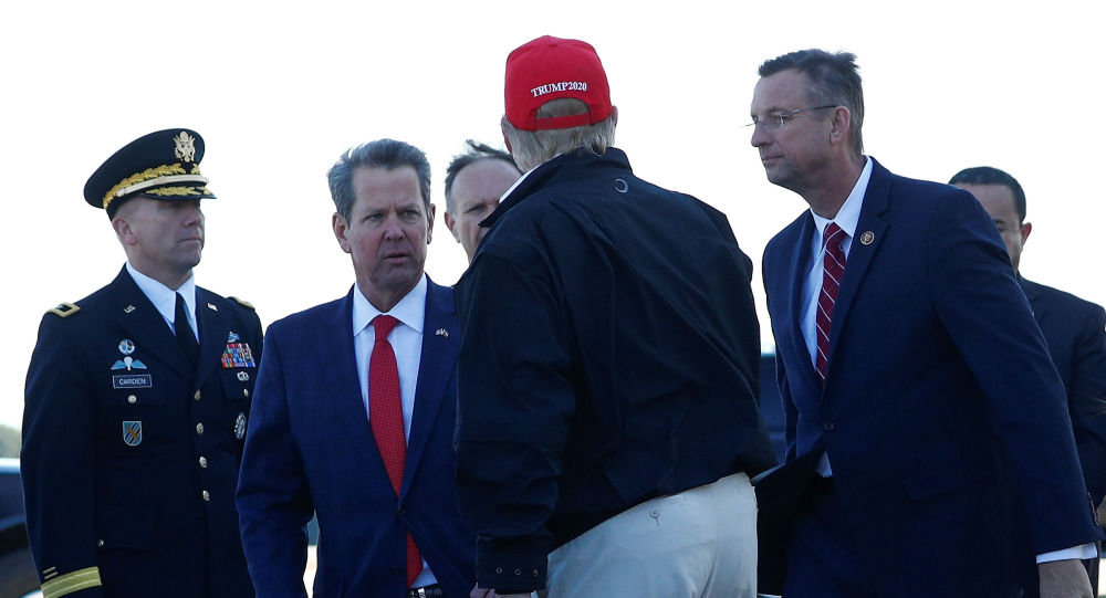 ترامب صافح عضوين بالكونغرس قبل وضعهما