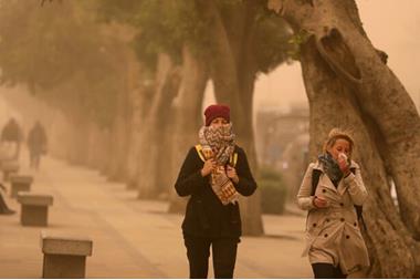 عاصفة غبارية اليوم ورياح قوية مع