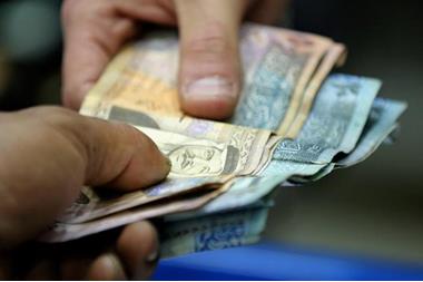 هل ينتقل فيروس كورونا عبر الاوراق