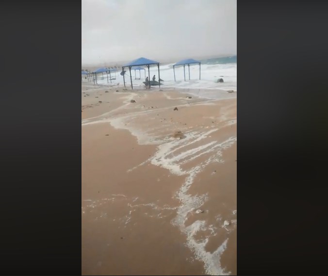 شاهد.. الأمواج البحرية في العقبة (فيديوهات)