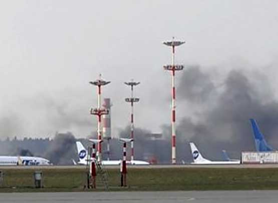 شاهد بالفيديو.. دخان يتصاعد من مطار