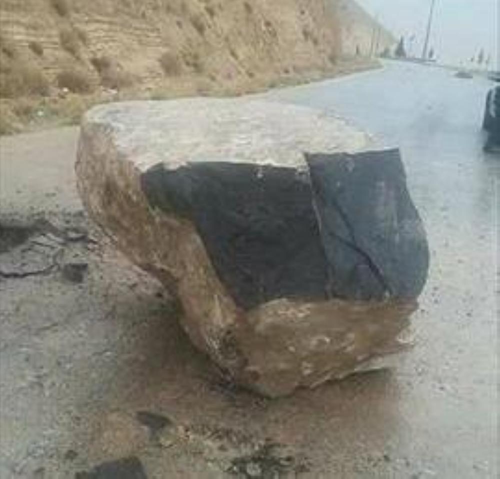 انزلاق صخور في طرق رئيسية بالطفيلة