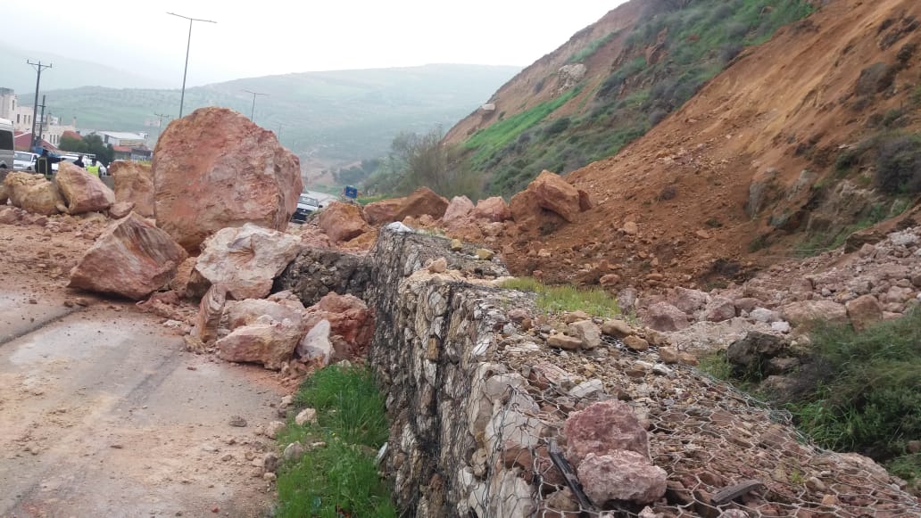 انهيارات على طريق عمان جرش (صور)