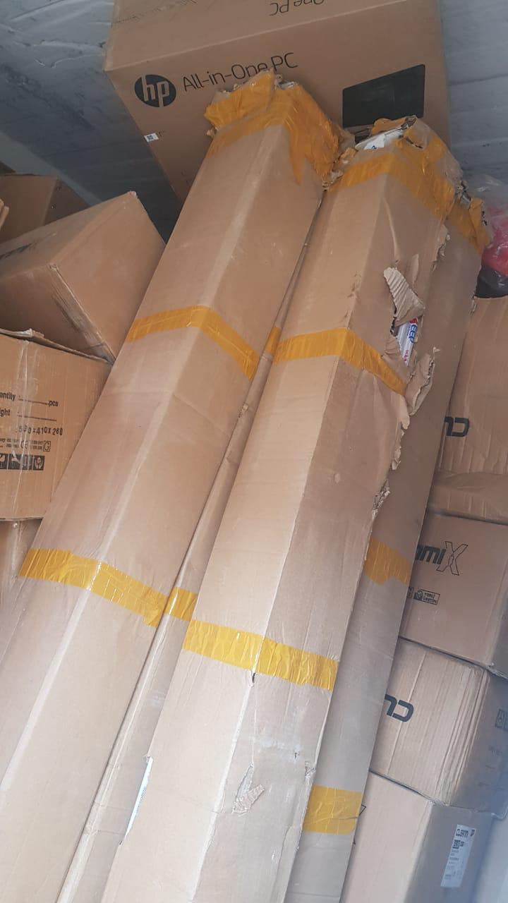 الجمارك تداهم مستودعا يحتوي بضائع مهربة