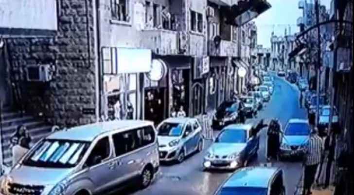 بالفيديو.. فتاة داخل مركبة تعتدي على