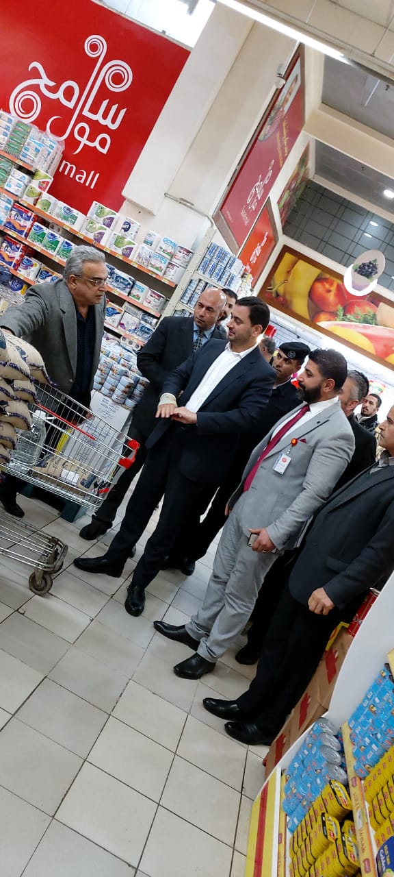 الحموري خلال جولة على عدد من