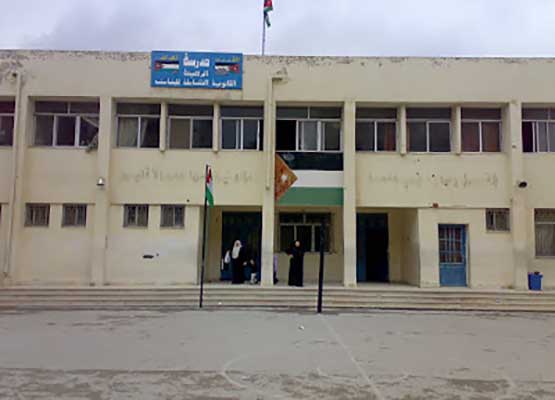 ’مخمور‘ يهاجم مدرسة بالرصيفة.. ويفزع الطلاب