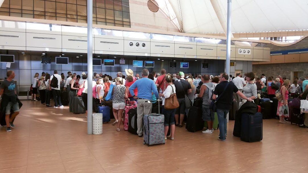 مصر تعلق حركة الطيران بمطاراتها اعتبارا