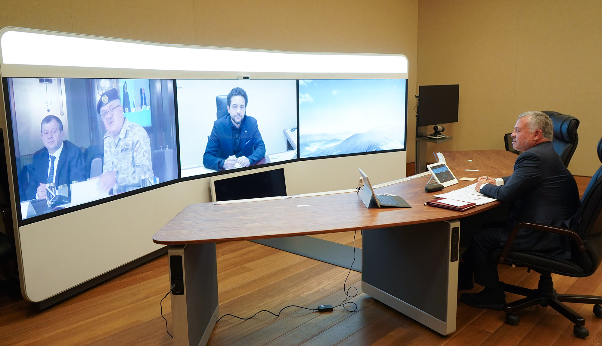 الملك يترأس اجتماعا عبر تقنية الاتصال