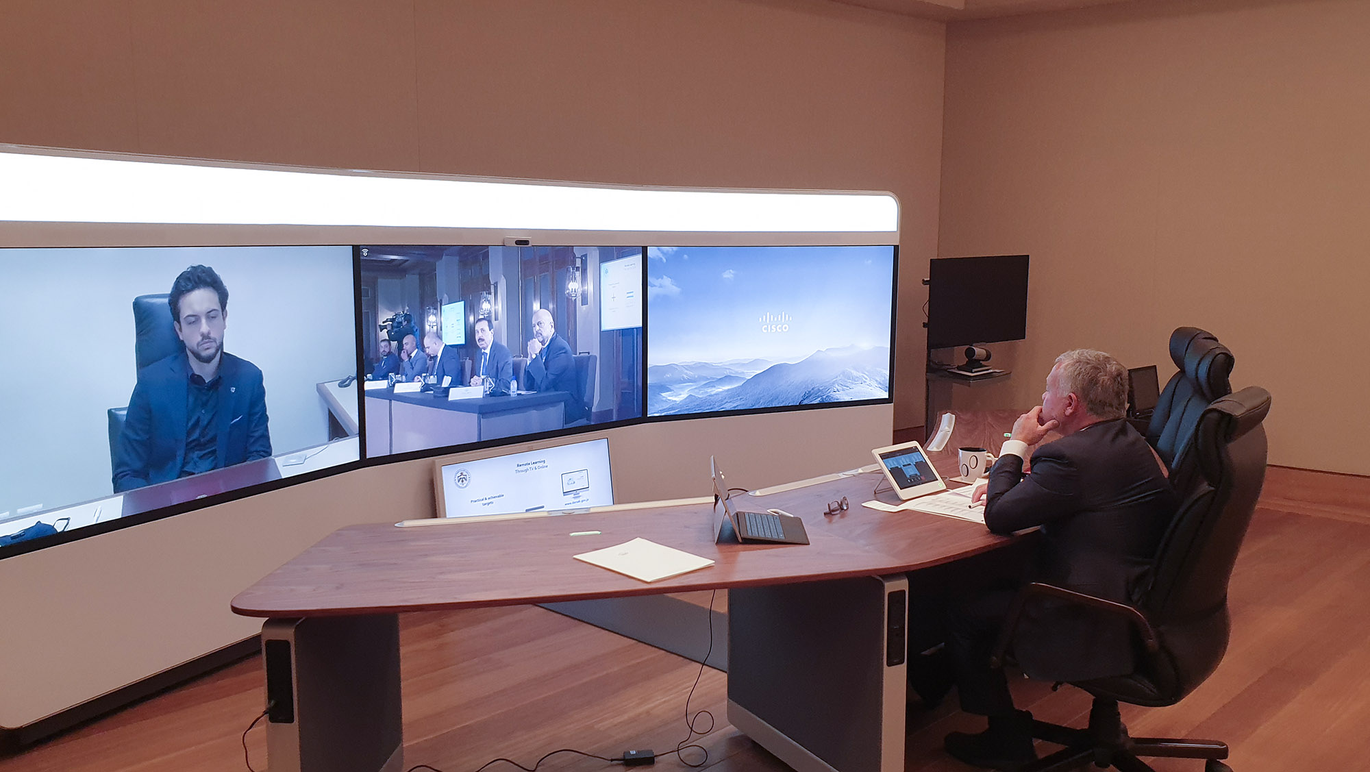 الملك: صحة وسلامة الطلبة والمعلمين يجب