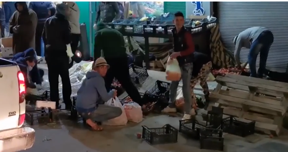 محل خضار يعرض بضاعته على المواطنين