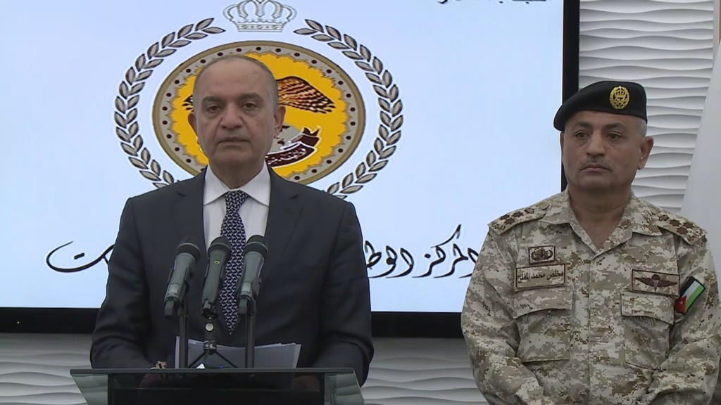 الحكومة: سنعلن آلية السماح بالخروج اعتبارا