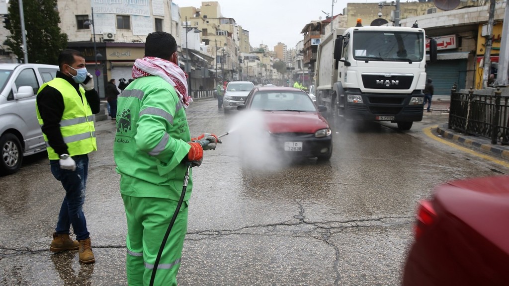 الامانة تواصل تعقيم أحياء عمان
