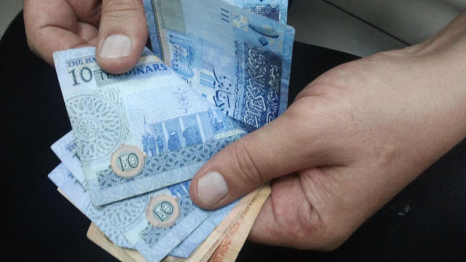 المعونة: تسليم رواتب المنتفعين في منازلهم