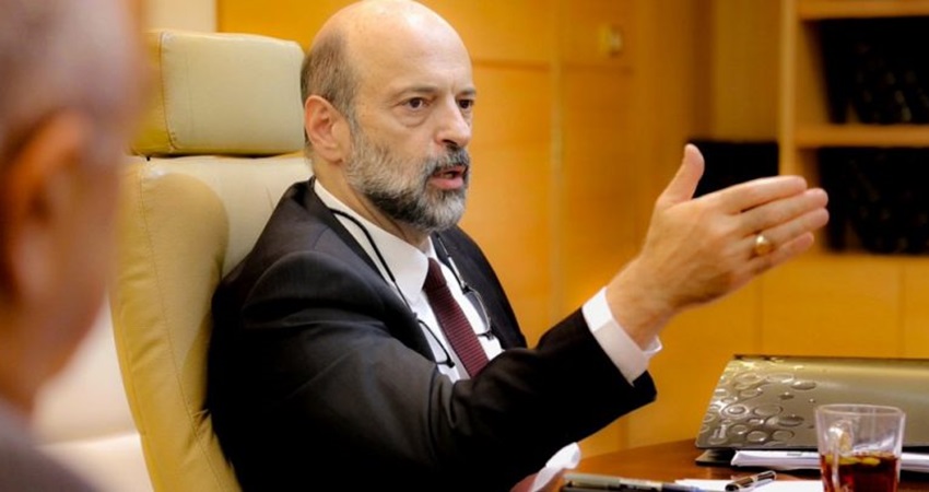 الحكومة تعلن آلية توزيع الخبز والمياه