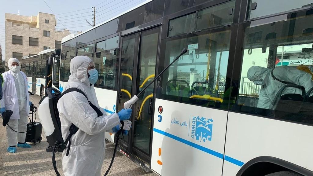 بدء توزيع الخبز والمياه والأدوية