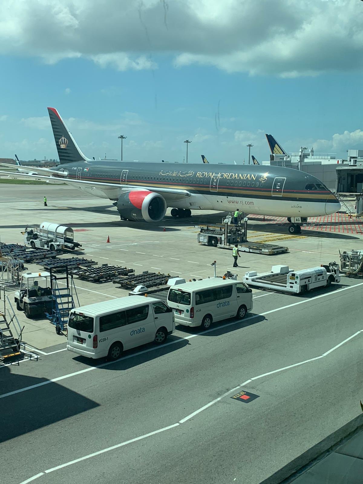 طائرة تحمل أجهزة كشف الفيروس في