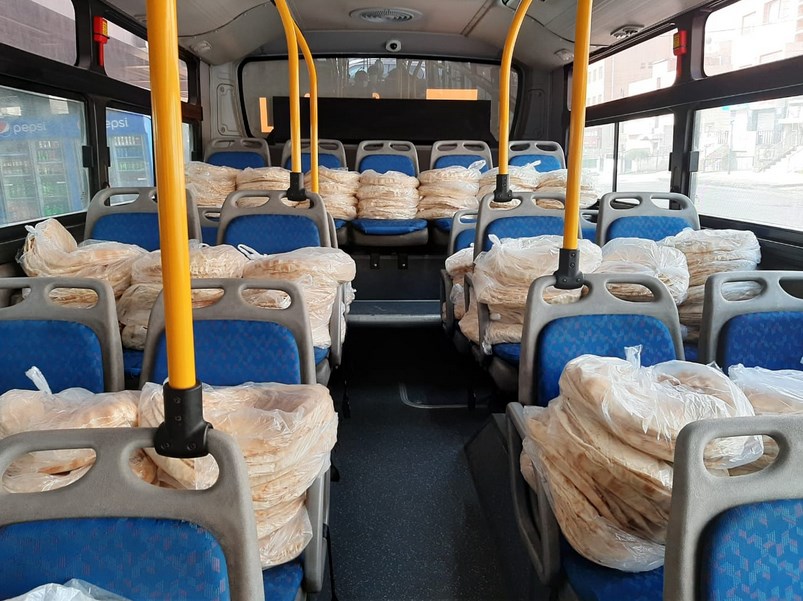 شركات النقل والتطبيقات والتكاسي لتوزيع الخبز