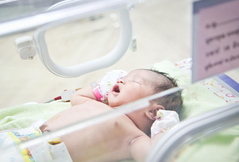 هل أضع الكحل على سرة مولودي