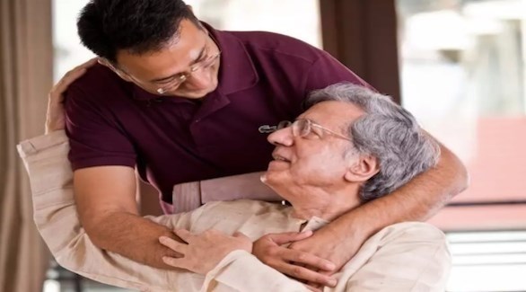 كيف تعتني بوالديك المسنين في العزل