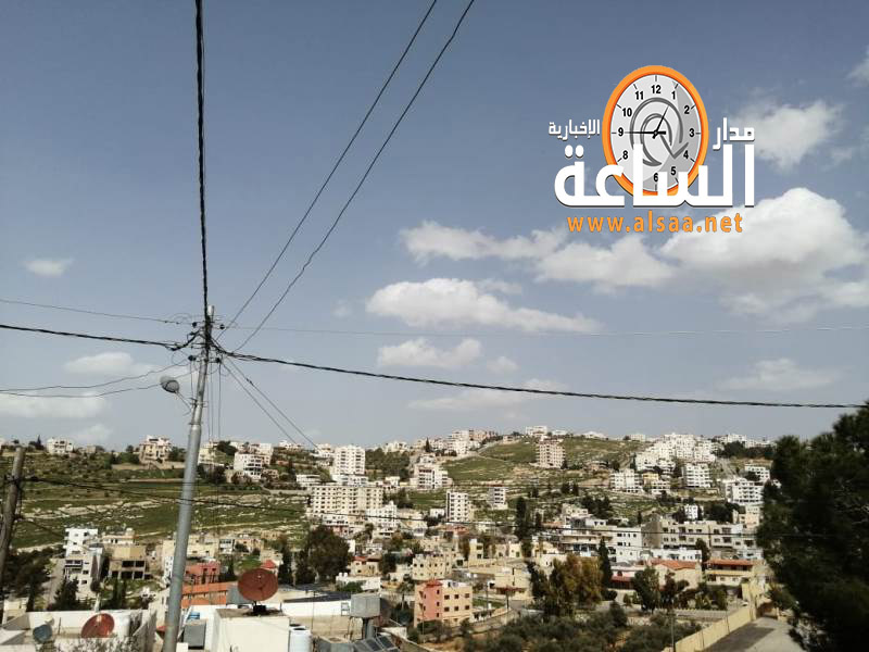 صلاة ودعاء واضاءة شموع على شبابيك