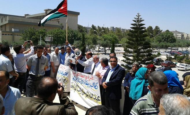 موظفو المياومة في ’اليرموك‘ يحتجون للمطالبة