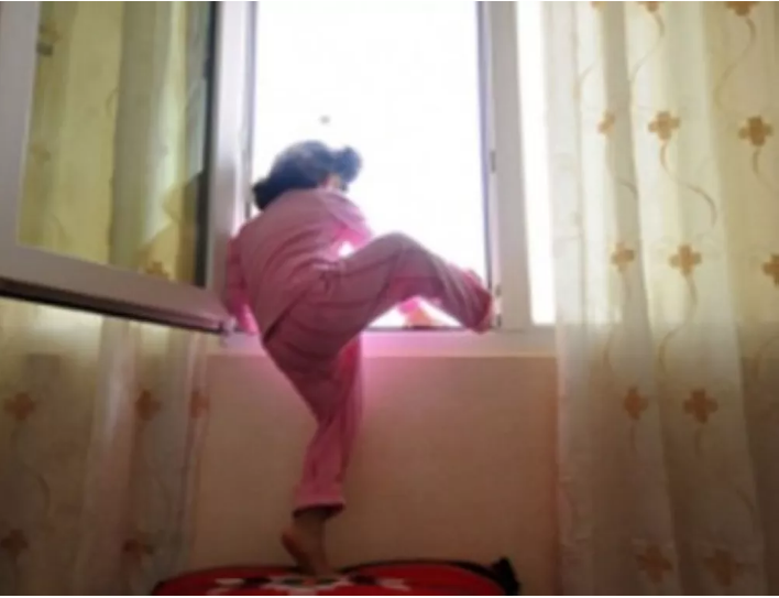 وفاة طفلة إثر سقوطها من الطابق