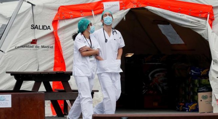 مستشفى إسباني محاصر بكورونا يقاوم رغم