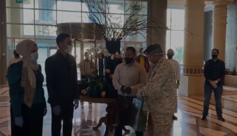 هدية من الملك والملكة وولي العهد