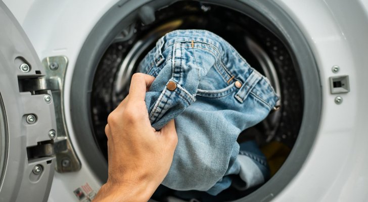 هل يعلق فيروس كورونا على الملابس؟