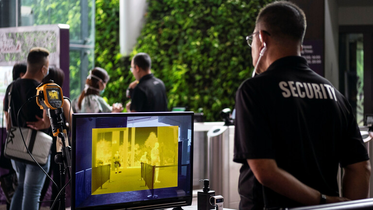 سنغافورة تسحب جواز سفر شخص انتهك