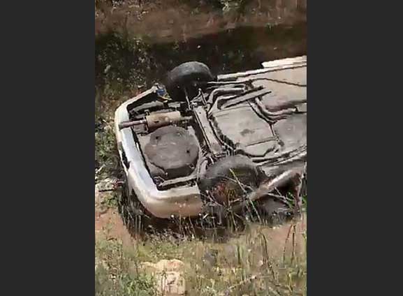 3 إصابات إثر تدهور مركبة على