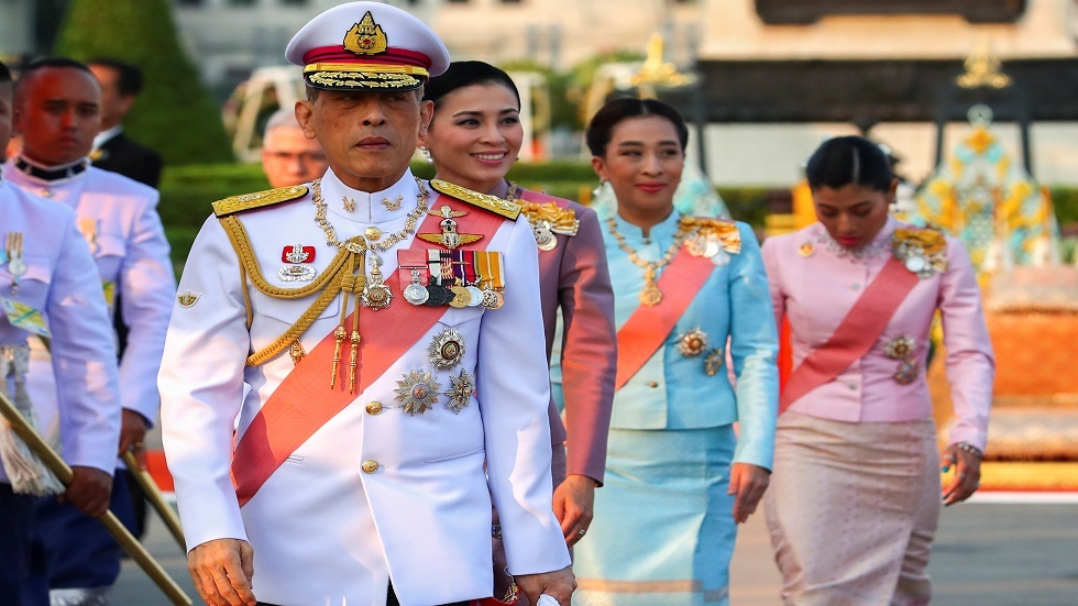 بسبب كورونا.. ملك تايلاند يحجر على