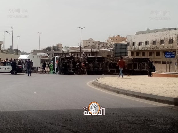 تدهور شاحنة على دوار الجمارك (صور)