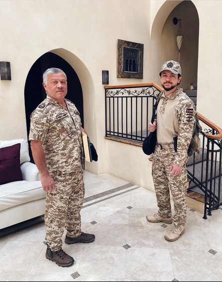 ولي العهد يشارك القوات المسلحة بتوزيع